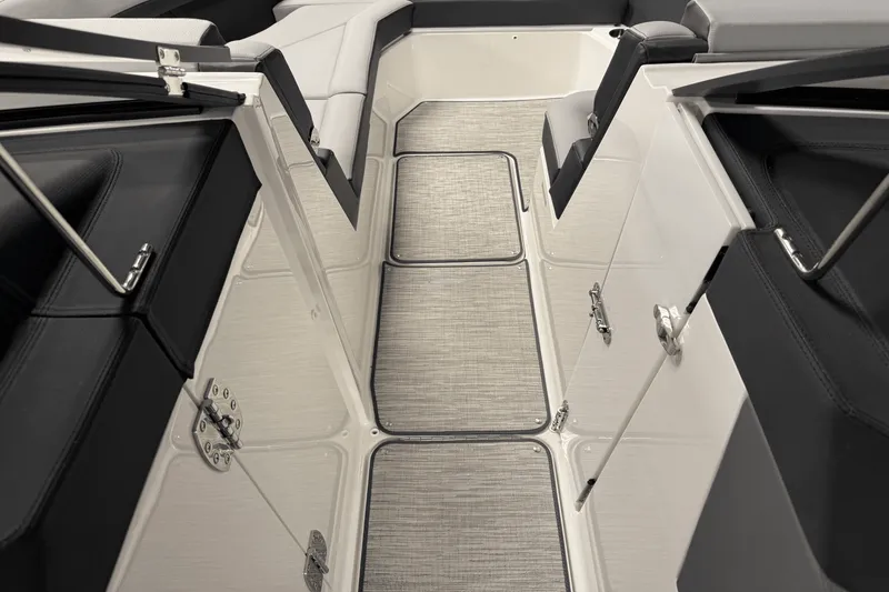 Slide: The Image of Cobalt R8 Outboard 2025 - 116