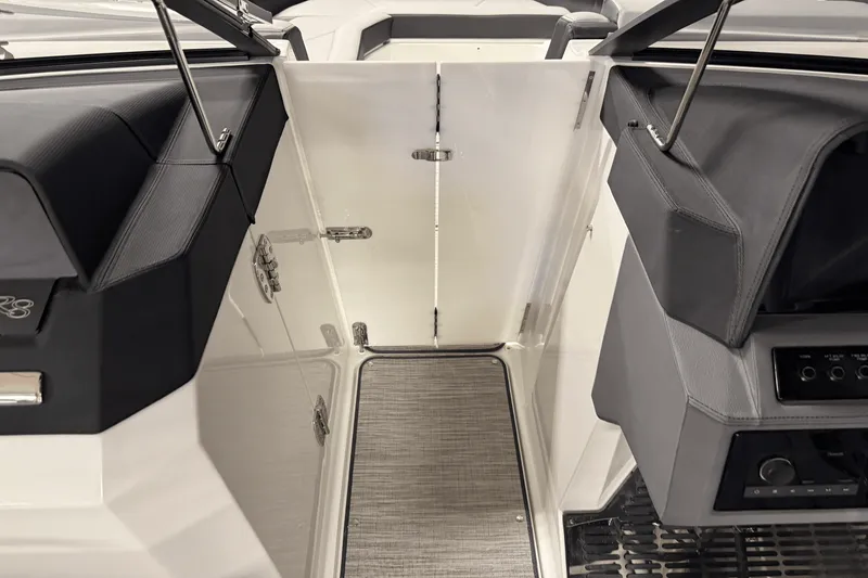 Slide: The Image of Cobalt R8 Outboard 2025 - 117