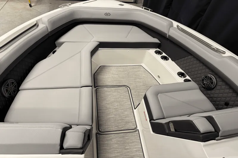 Slide: The Image of Cobalt R8 Outboard 2025 - 118