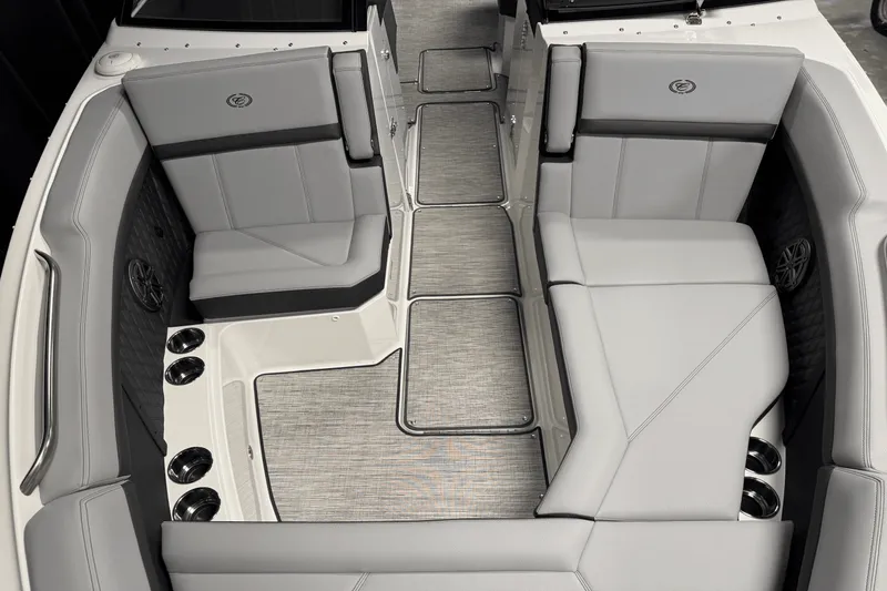 Slide: The Image of Cobalt R8 Outboard 2025 - 119