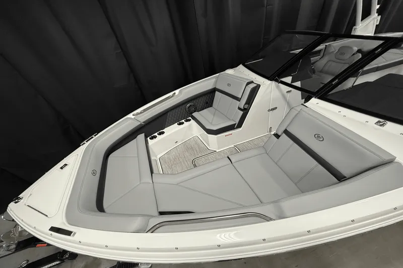 Slide: The Image of Cobalt R8 Outboard 2025 - 12