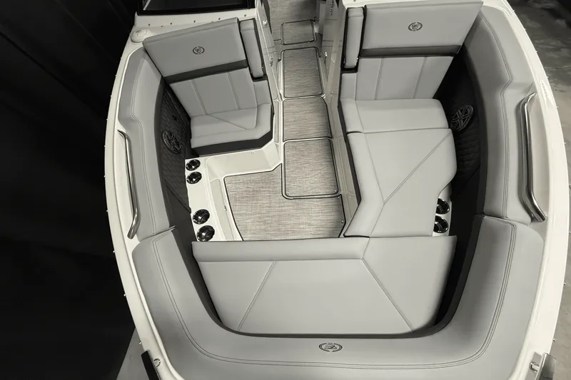 Slide: The Image of Cobalt R8 Outboard 2025 - 120