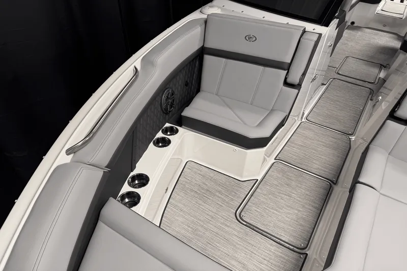 Slide: The Image of Cobalt R8 Outboard 2025 - 121