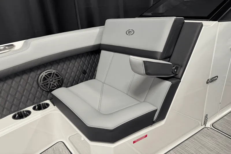 Slide: The Image of Cobalt R8 Outboard 2025 - 122