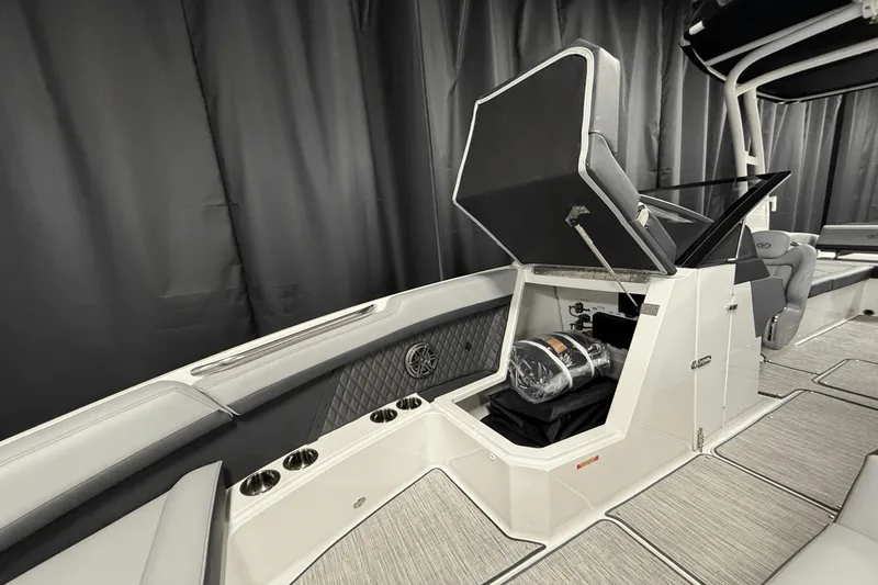 Slide: The Image of Cobalt R8 Outboard 2025 - 123