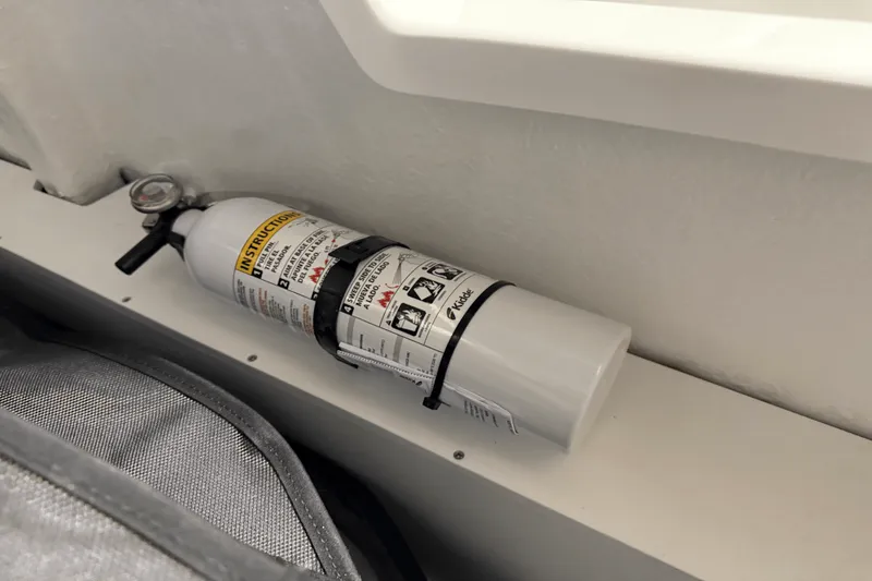 Slide: The Image of Cobalt R8 Outboard 2025 - 125