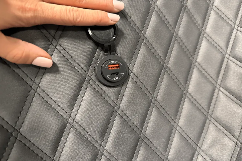 Slide: The Image of Cobalt R8 Outboard 2025 - 127