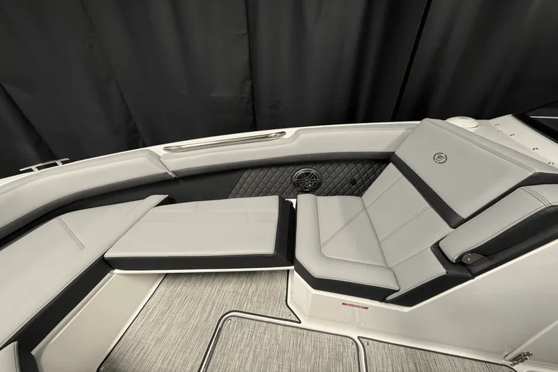 Slide: The Image of Cobalt R8 Outboard 2025 - 129