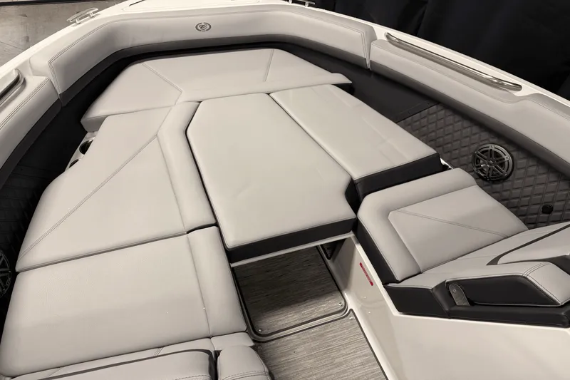 Slide: The Image of Cobalt R8 Outboard 2025 - 134