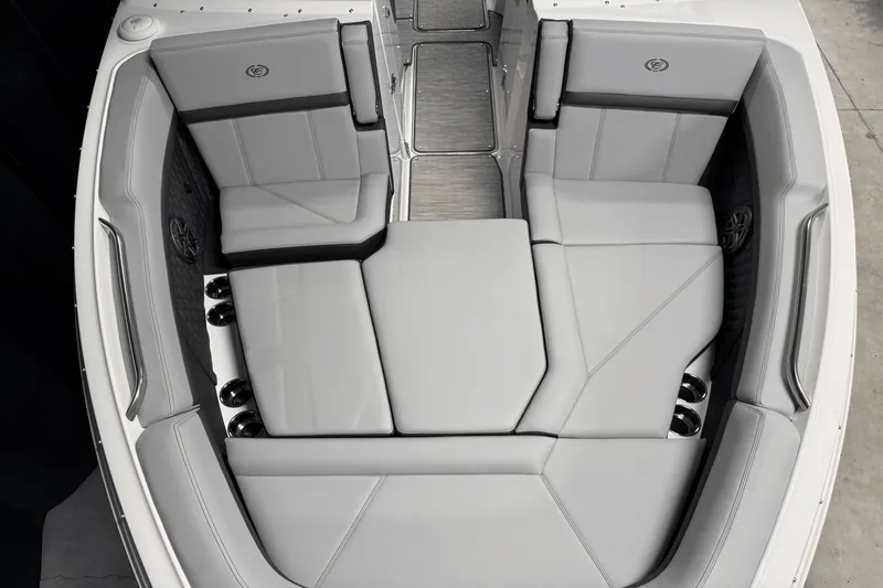 Slide: The Image of Cobalt R8 Outboard 2025 - 135