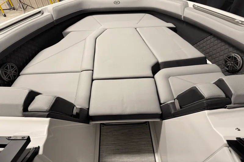 Slide: The Image of Cobalt R8 Outboard 2025 - 136