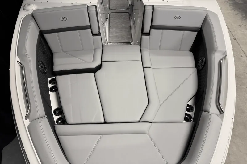 Slide: The Image of Cobalt R8 Outboard 2025 - 137