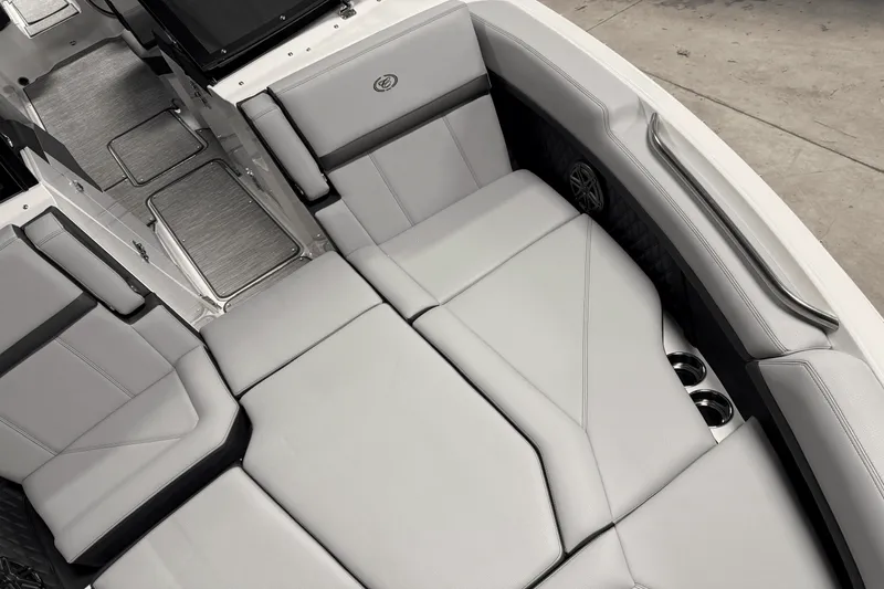 Slide: The Image of Cobalt R8 Outboard 2025 - 138