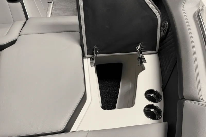 Slide: The Image of Cobalt R8 Outboard 2025 - 139