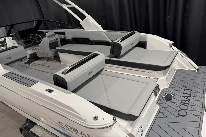 Slide: The Image of Cobalt R8 Outboard 2025 - 14
