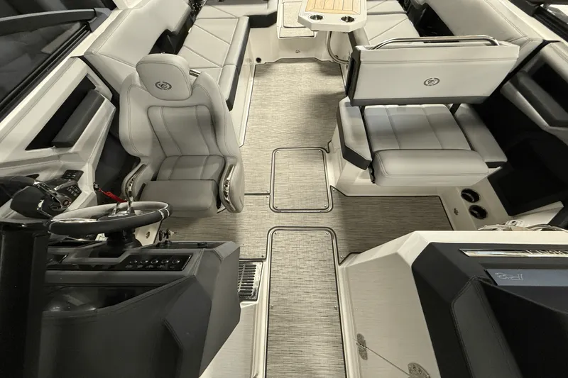 Slide: The Image of Cobalt R8 Outboard 2025 - 147