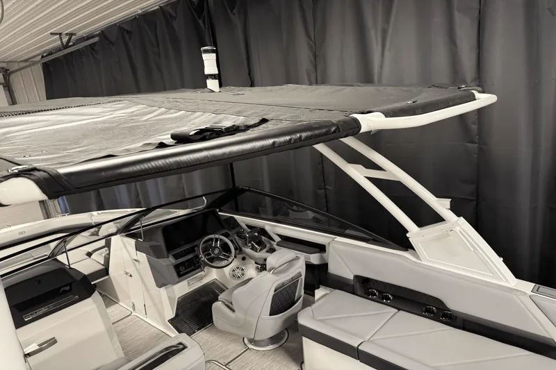 Slide: The Image of Cobalt R8 Outboard 2025 - 148