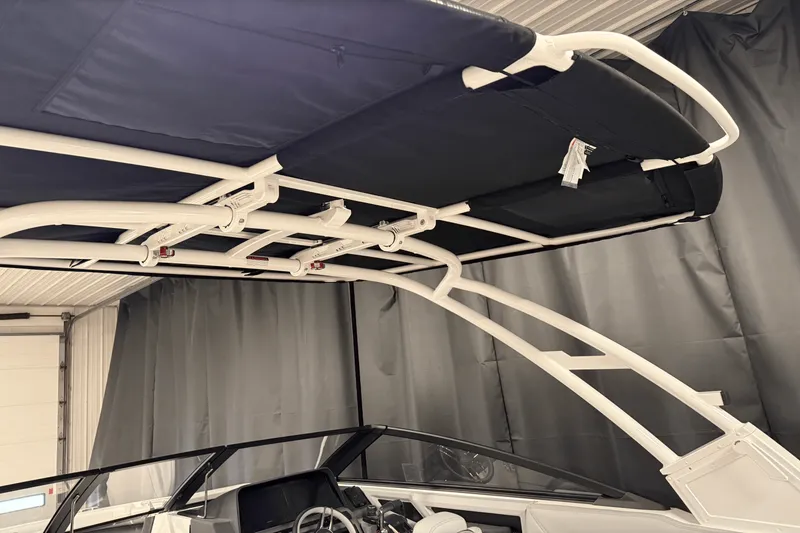 Slide: The Image of Cobalt R8 Outboard 2025 - 149