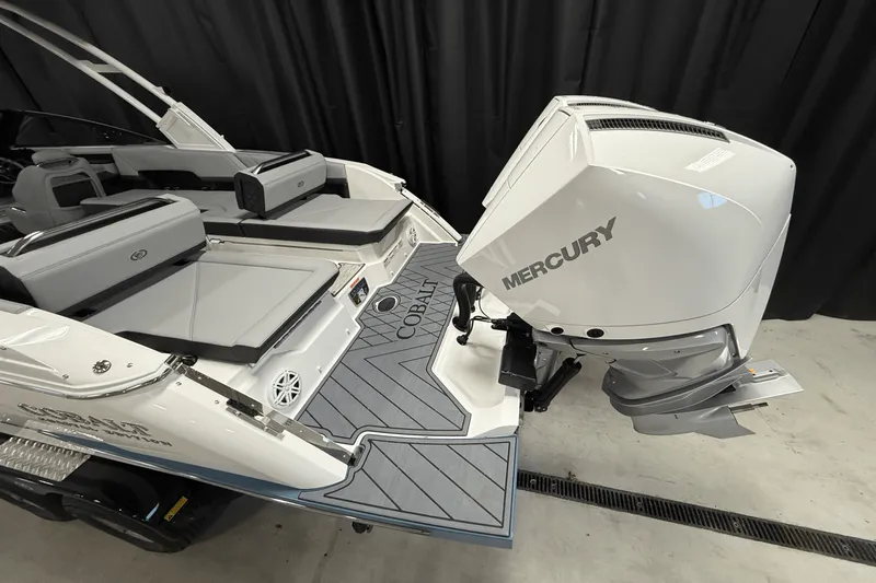 Slide: The Image of Cobalt R8 Outboard 2025 - 15