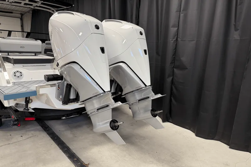 Slide: The Image of Cobalt R8 Outboard 2025 - 16