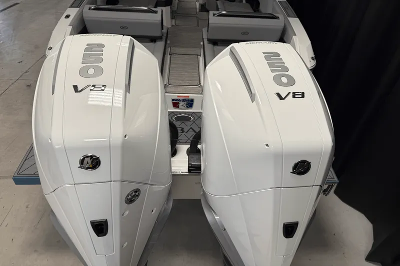 Slide: The Image of Cobalt R8 Outboard 2025 - 17