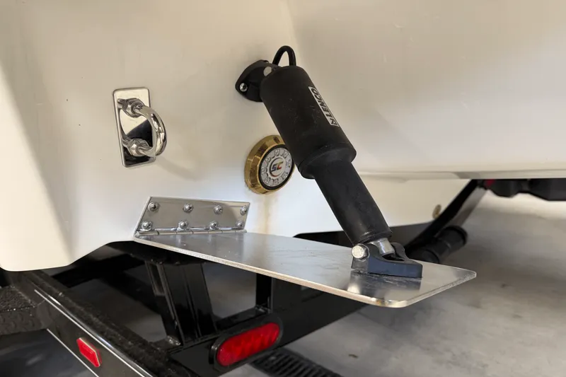 Slide: The Image of Cobalt R8 Outboard 2025 - 18