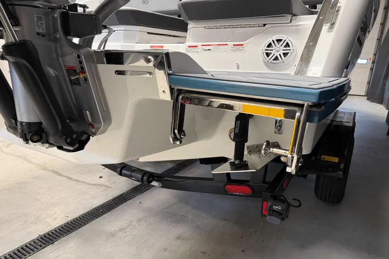 Slide: The Image of Cobalt R8 Outboard 2025 - 21