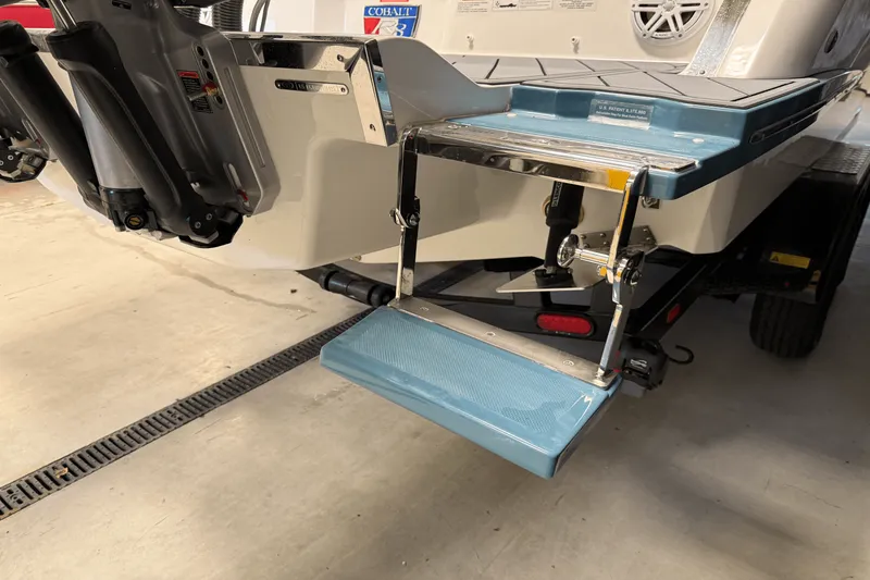 Slide: The Image of Cobalt R8 Outboard 2025 - 22