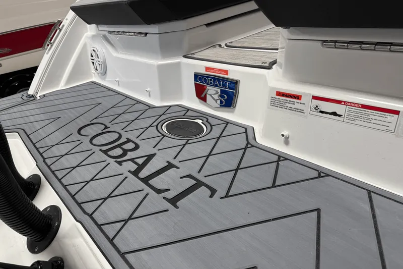 Slide: The Image of Cobalt R8 Outboard 2025 - 24