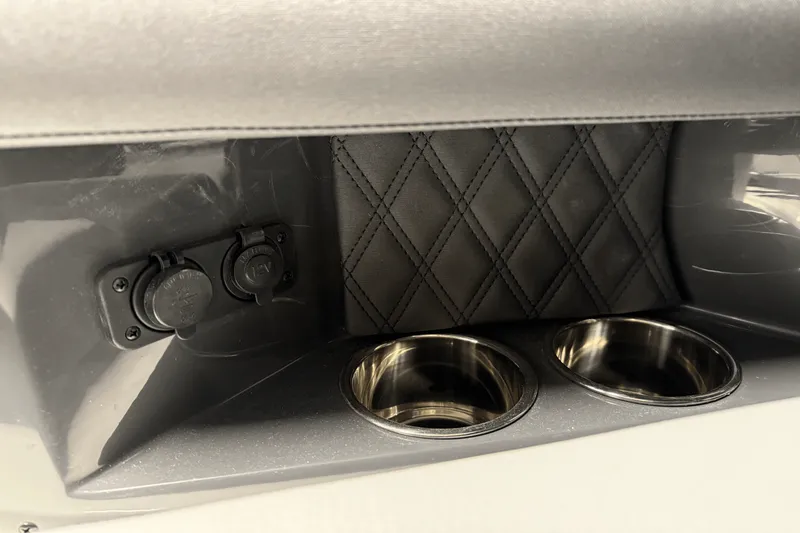 Slide: The Image of Cobalt R8 Outboard 2025 - 32