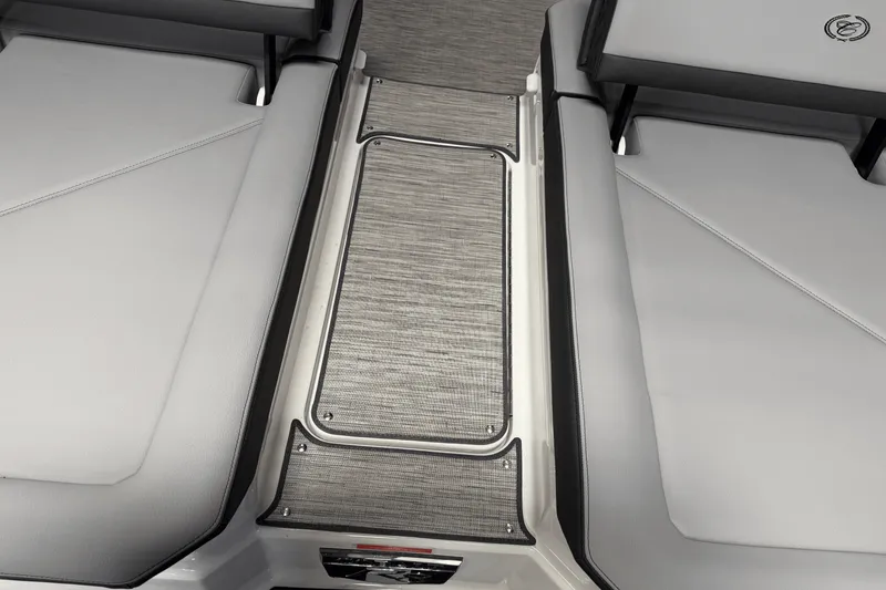 Slide: The Image of Cobalt R8 Outboard 2025 - 35