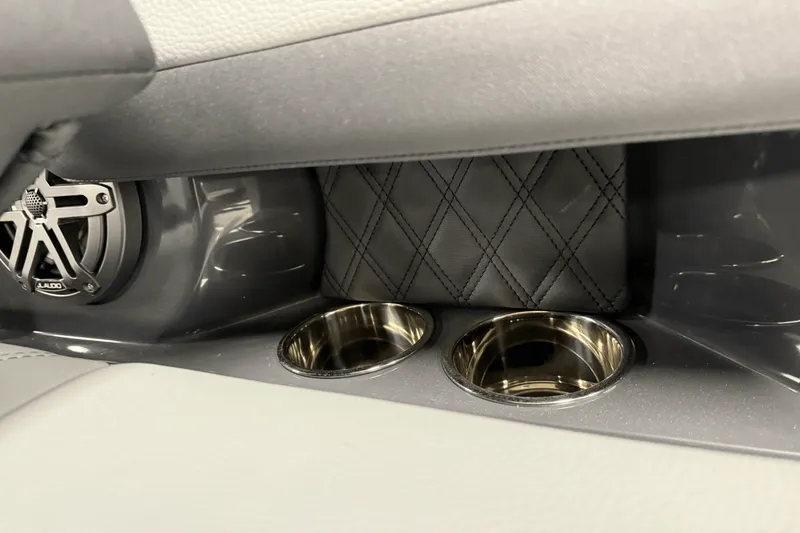 Slide: The Image of Cobalt R8 Outboard 2025 - 39