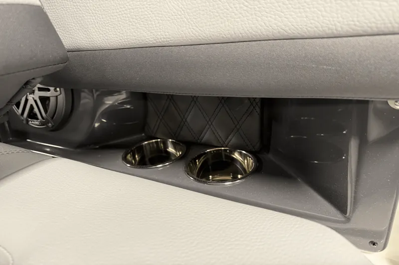 Slide: The Image of Cobalt R8 Outboard 2025 - 40