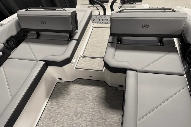 Slide: The Image of Cobalt R8 Outboard 2025 - 41