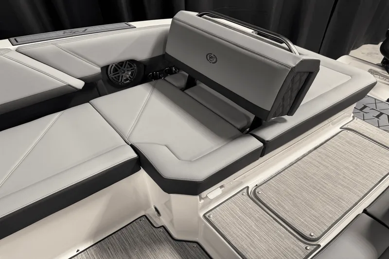 Slide: The Image of Cobalt R8 Outboard 2025 - 42