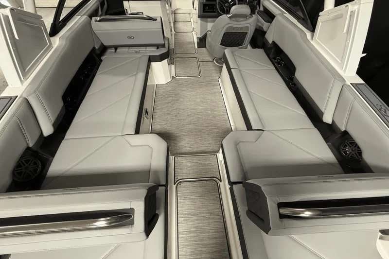 Slide: The Image of Cobalt R8 Outboard 2025 - 46