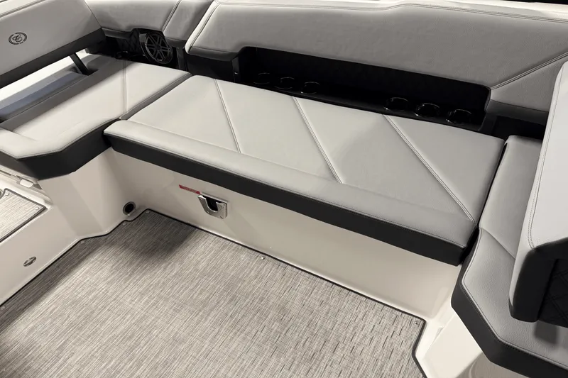 Slide: The Image of Cobalt R8 Outboard 2025 - 47