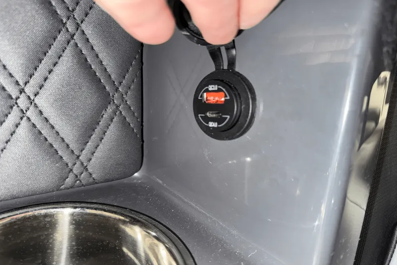 Slide: The Image of Cobalt R8 Outboard 2025 - 49