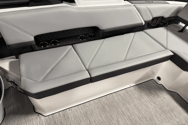 Slide: The Image of Cobalt R8 Outboard 2025 - 55