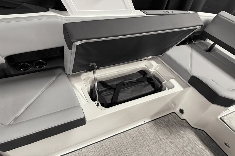 Slide: The Image of Cobalt R8 Outboard 2025 - 56