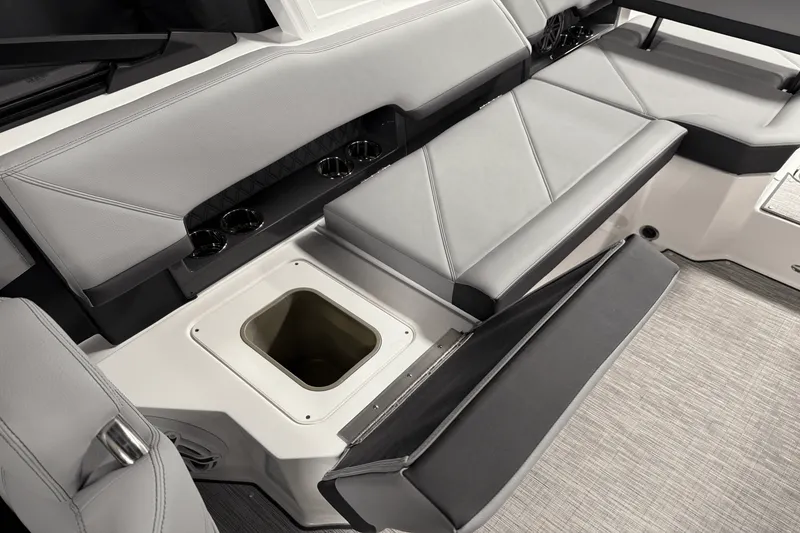 Slide: The Image of Cobalt R8 Outboard 2025 - 58