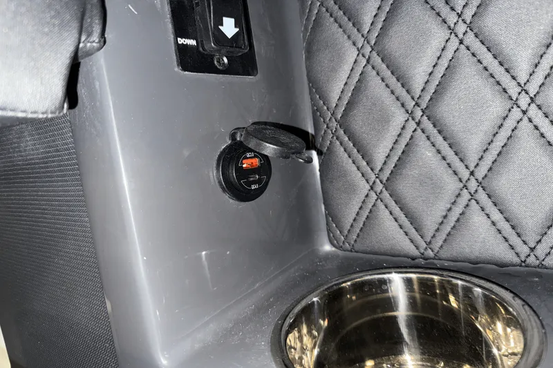 Slide: The Image of Cobalt R8 Outboard 2025 - 60