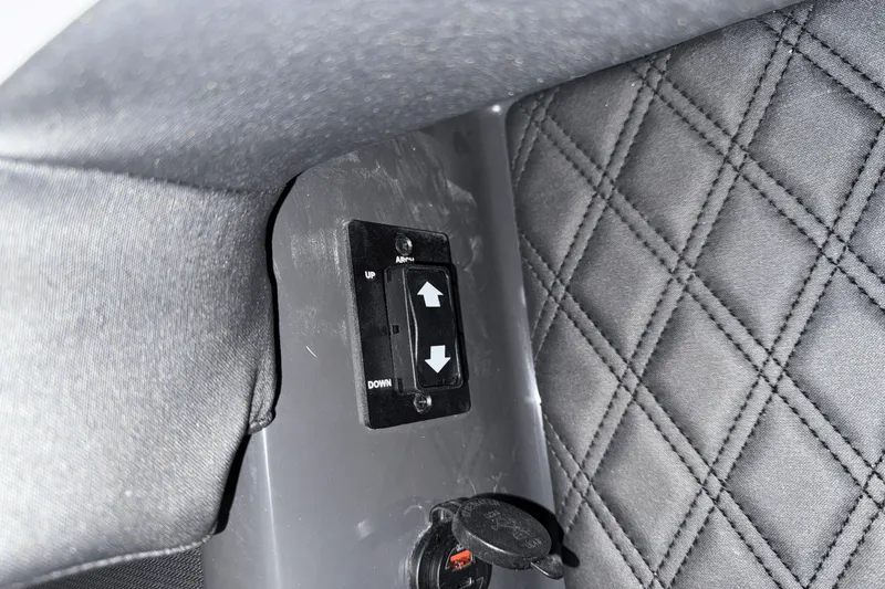 Slide: The Image of Cobalt R8 Outboard 2025 - 61