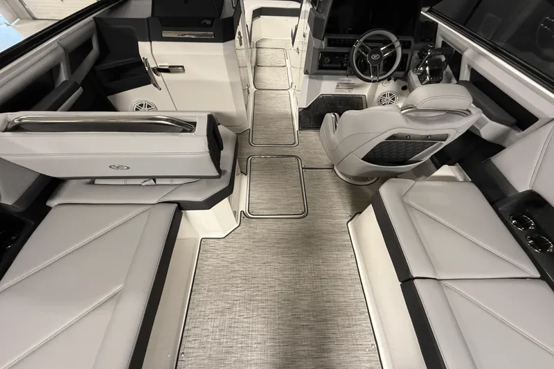 Slide: The Image of Cobalt R8 Outboard 2025 - 62