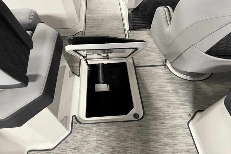 Slide: The Image of Cobalt R8 Outboard 2025 - 63