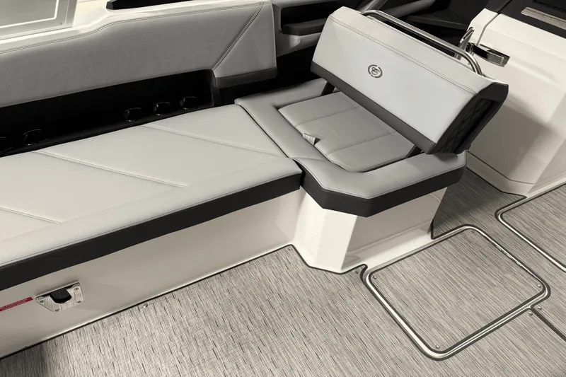 Slide: The Image of Cobalt R8 Outboard 2025 - 64