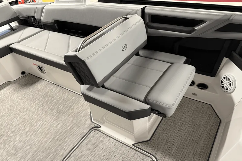 Slide: The Image of Cobalt R8 Outboard 2025 - 66