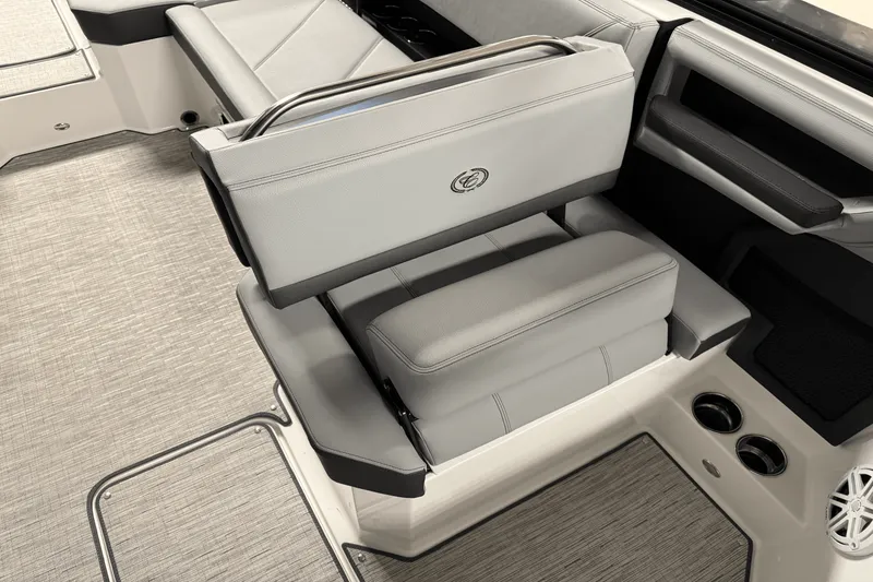 Slide: The Image of Cobalt R8 Outboard 2025 - 67