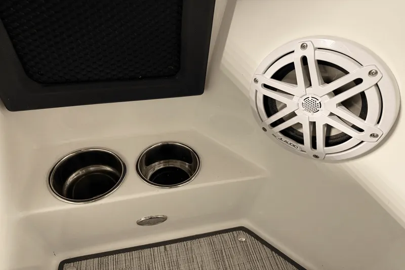 Slide: The Image of Cobalt R8 Outboard 2025 - 70