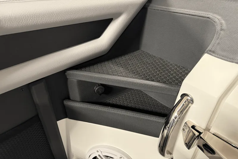 Slide: The Image of Cobalt R8 Outboard 2025 - 71